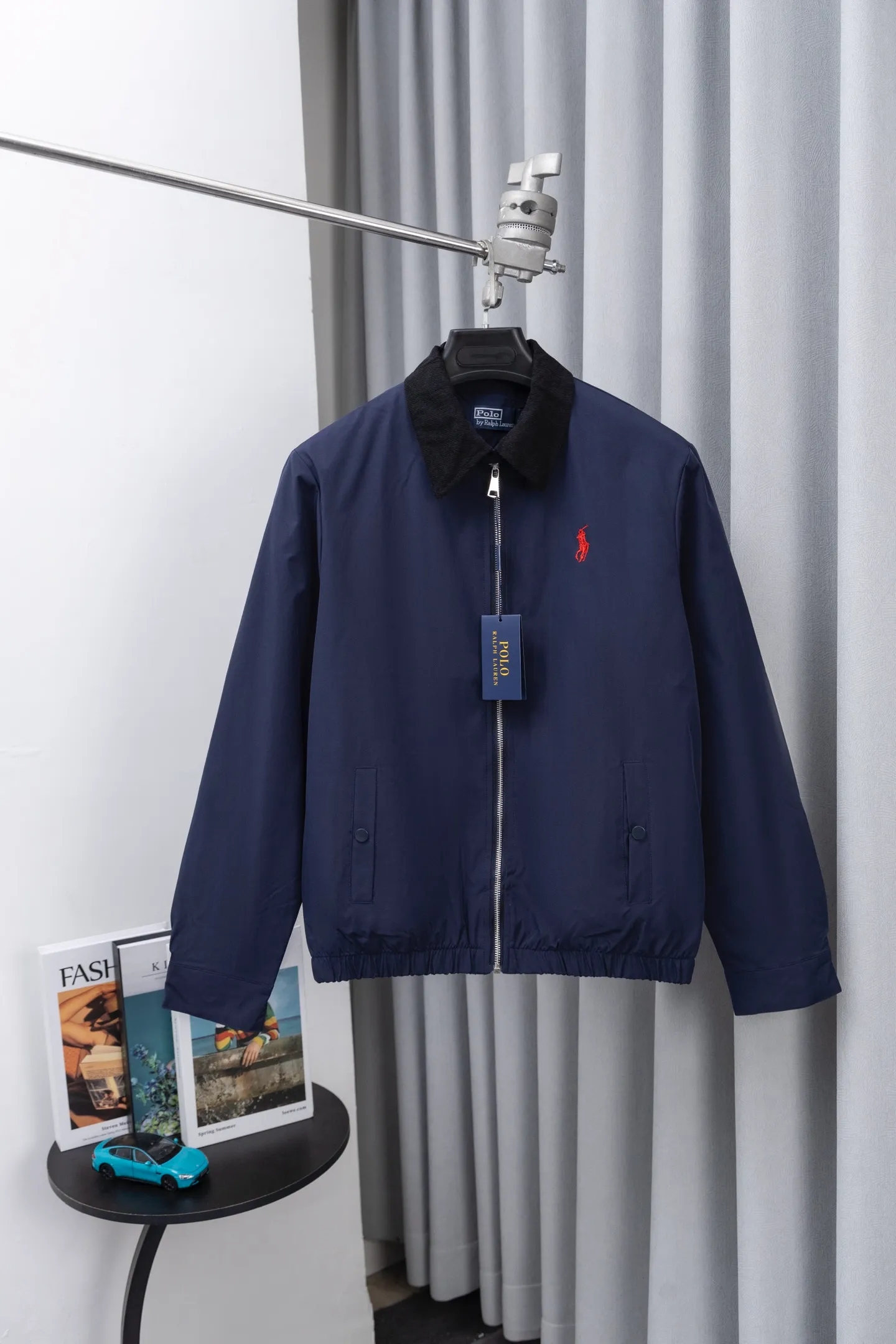 P330 Model number: M018 (original replica) The top version of Ralph Lauren second-hand jacket. This Ralph Lauren second-hand jacket has a high usage rate in autumn and winter. The corduroy collar is very American retro and the denim shirt inside is the Brokeback Mountain outfit that was very popular last year. The inner stripe plaid is a perfect combination of temperature and trend. This is also an eternal classic that both boys and girls can wear. The fabric is really different from others. The new model is not as stiff as the old model. I think it is better to wear. It is 100% pure cotton. The hardness is just right and not that stiff!! This is this year’s upgrade, but I feel it is easier to wear. The embroidery on the chest is made of German Oman embroidery fiber with original data. The embroidery process is very particular. It uses Japanese Tajima machines to ensure the embroidery is exquisite and three-dimensional, which is what I said is different from the ones on the market. About the workmanship, the version is a loose version for both boys and girls!! The coat can be worn longer and is about to go out in October during the Mid-Autumn Festival. Retro will never go out of style. Color: khaki ~ black ~ navy blue size: S-XL S: bust 118, length 70, sleeve length 68, shoulder width 50 M: bust 122, length 72, sleeve length 69, shoulder width 51 L: bust 126, length 74, sleeve length 70, shoulder width 52 XL: Bust 130, length 76, sleeve length 71, shoulder width 53